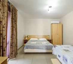 Студия четырехместный номер с кухонной зоной мансарда